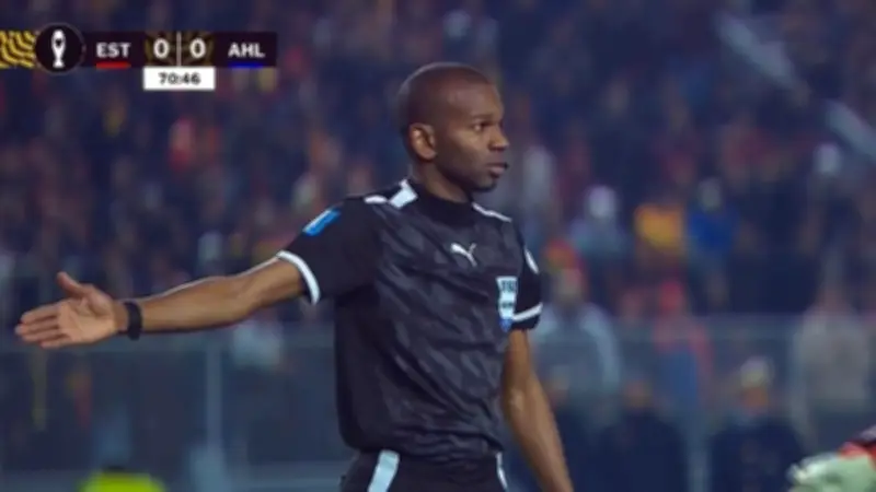 ناقد رياضي يهاجم حكم مباراة الترجي والأهلي: "إدارة النادي نايمة في العسل"