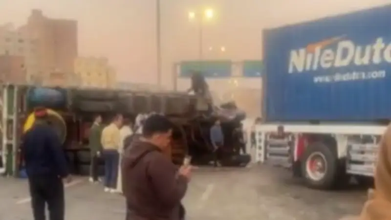 حادث مروع على دائري المريوطية: انقلاب سيارة نقل وتحطم مركبات يعطل الحركة المرورية