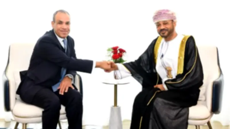 وزير الخارجية المصري يلتقي نظيره العُماني في مسقط لبحث خفض التصعيد الإقليمي