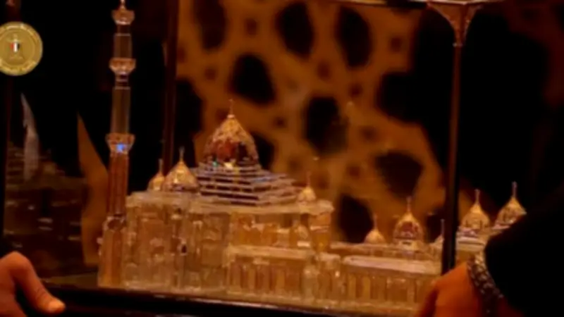 وزير الأوقاف يهدي الرئيس السيسي هدية تذكارية في احتفالية ليلة القدر