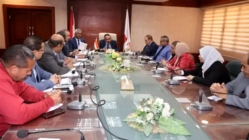 محافظ سوهاج يعقد اجتماعاً لتعزيز الاستثمار والتنمية بالمحافظة