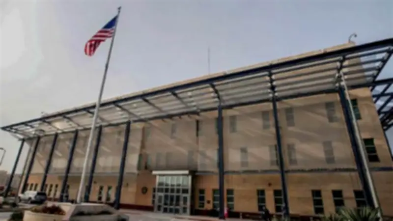 استهداف مجمع السفارة الأمريكية يؤدي إلى إصابات متعددة في هجوم بالمسيرات