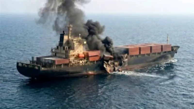 هيئة بحرية بريطانية: ناقلة تتعرض لضربة بمقذوف مجهول قرب ميناء الفجيرة الإماراتي