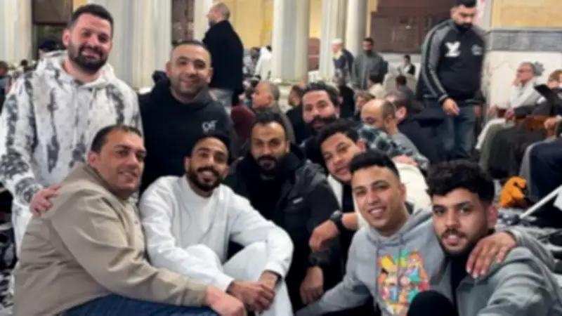 إبراهيم سعيد ينشر صورة مع كهربا في صلاة الفجر بمسجد الحسين