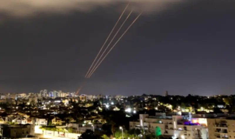 إعلام إيراني: قصف إسرائيلي مكثف يستهدف مواقع متعددة في ثلاث مدن كبرى