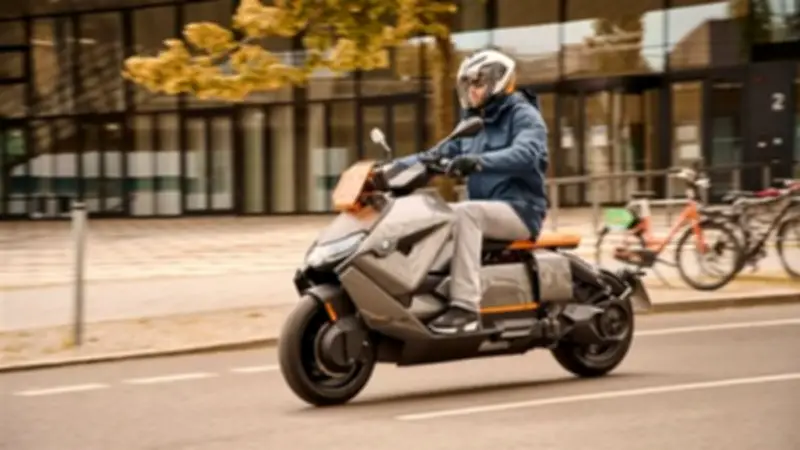 المنوفية تعلن خلال أيام عن اشتراطات جديدة لترخيص الإسكوتر الكهربائي