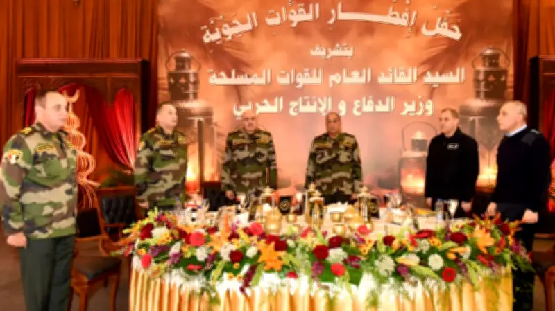 وزير الدفاع يلتقي مقاتلي القوات الجوية ويشاركهم وجبة الإفطار في رمضان