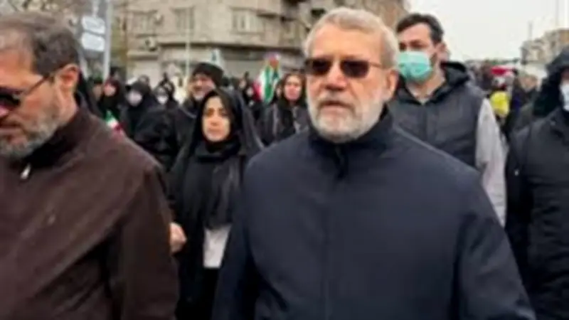 وكالة تسنيم تنشر رسالة غامضة بخط يد لاريجاني دون تأكيد نجاته بعد اغتياله