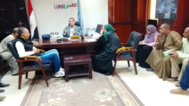 رئيس مدينة إسنا بالأقصر يعقد اجتماعًا مع لجنة تسعير أملاك الدولة لمناقشة آليات العمل