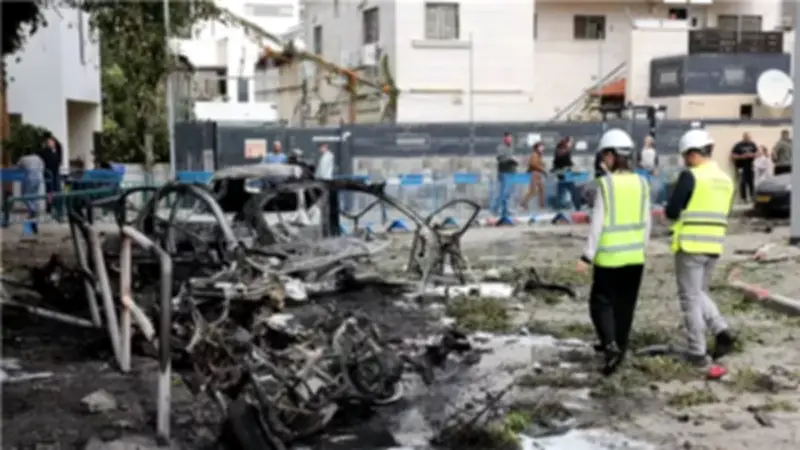 سقوط شظايا صواريخ إيرانية في تل أبيب وإغلاق محطة القطار المركزية بعد إنذارات حدودية