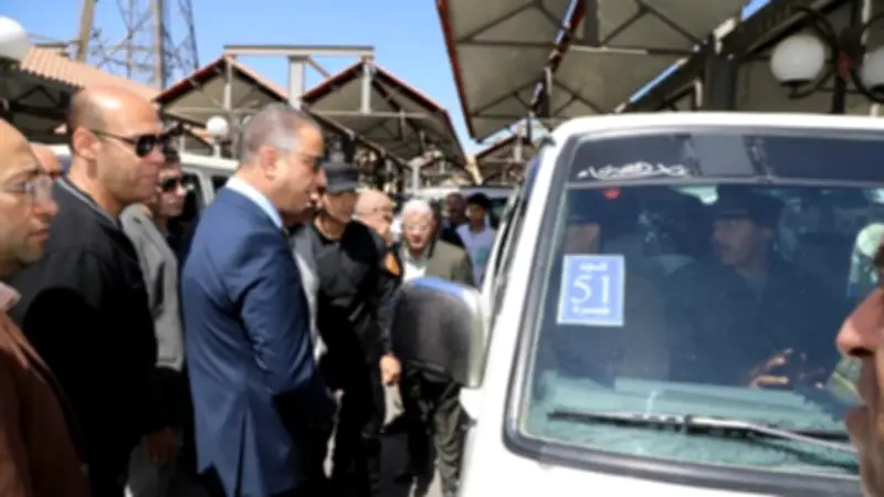 محافظ الجيزة يتفقد موقف السرفيس للتأكد من تطبيق التعريفة الجديدة بعد رفع أسعار البنزين