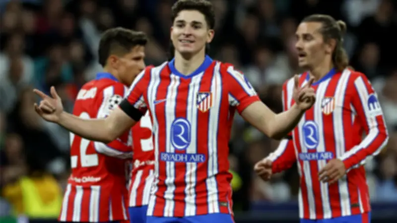 تصريحات صادمة.. ألفاريز يثير الجدل مجددًا حول مستقبله مع أتلتيكو مدريد وبرشلونة