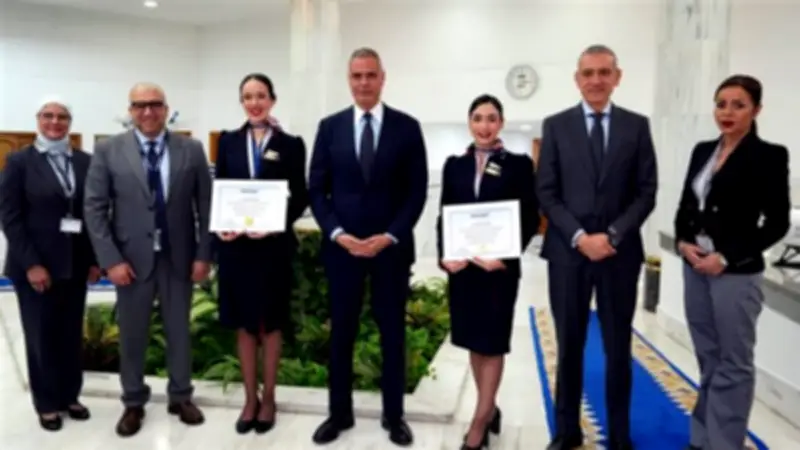 رئيس القابضة لمصر للطيران يكرم طاقم الضيافة الجوية لموقفهم الإنساني المتميز