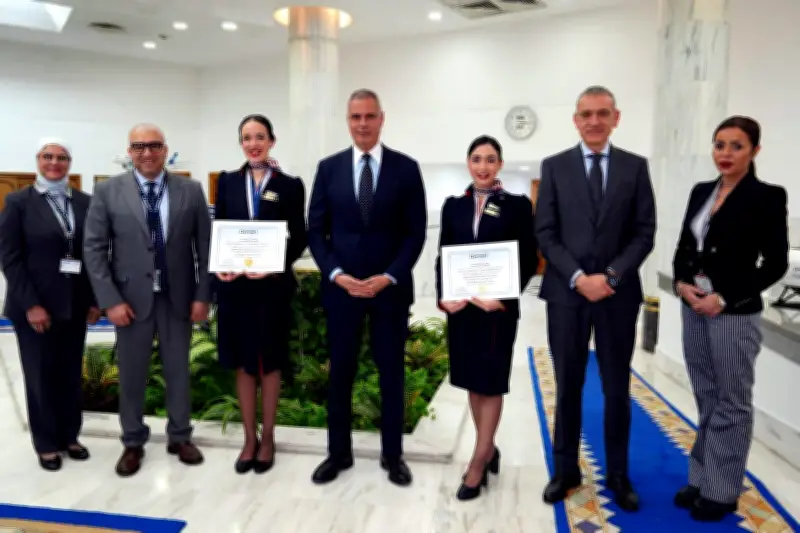 رئيس مصر للطيران يكرم طاقم ضيافة لموقفهم الإنساني في إحدى الرحلات