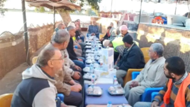 محافظ دمياط يطلق مبادرة إفطار جماعي لعمال النظافة تقديرًا لجهودهم في رمضان