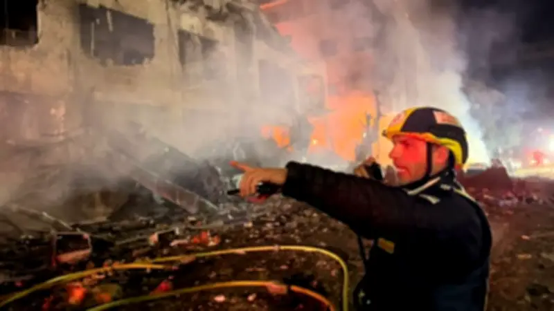 إيران تستهدف قلب تل أبيب بصواريخ وتتسبب في دمار هائل بمحطة القطار