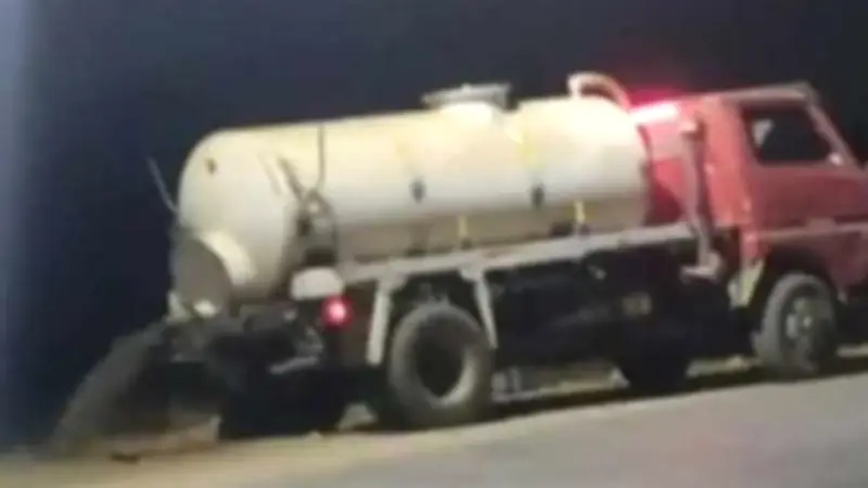 الصرف الصحي بالإسكندرية يعتذر ويحيل سائقًا للنيابة بعد تفريغ حمولة كسح في الطريق العام