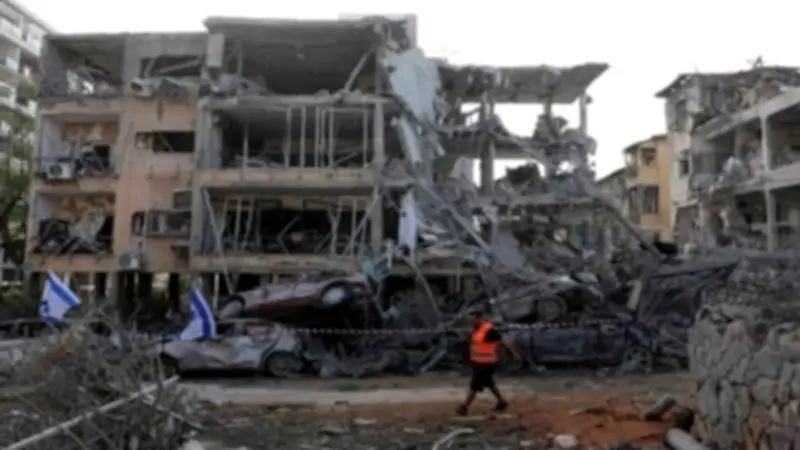مصادر إسرائيلية تؤكد: صاروخ إيراني يصيب مبنى في تل أبيب ودمار واسع في حولون
