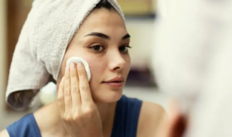 تقارير تكشف عن فوائد وضع مستحضرات العناية بالبشرة ليلاً لتحسين صحتها
