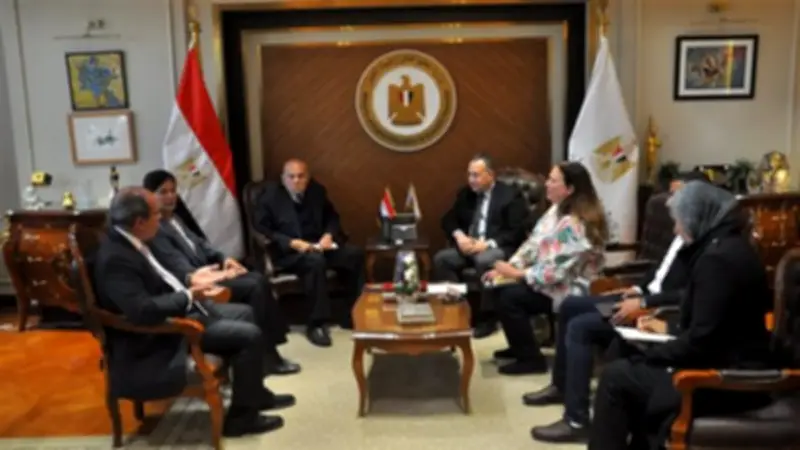 وزير التعليم العالي ومجدي يعقوب يناقشان تعزيز الرعاية الصحية والبحث العلمي في مصر وأفريقيا