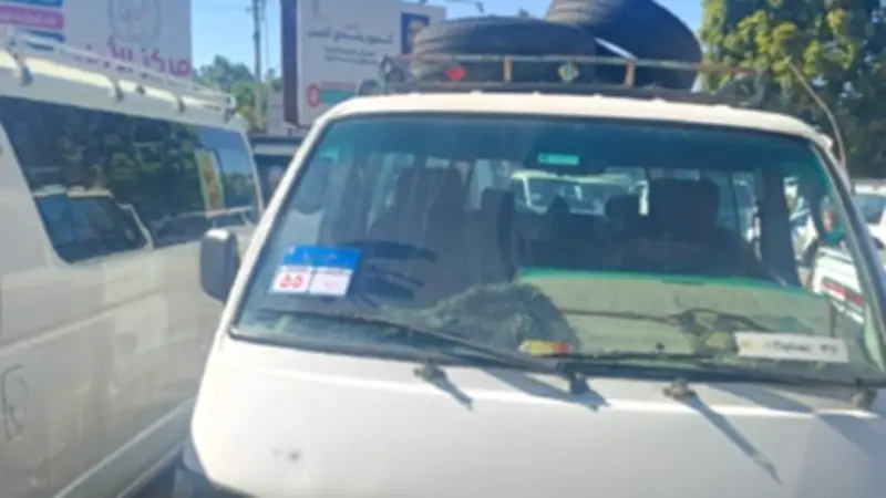 قنا: إيقاف سائق ميكروباص لرفع الأجرة بالمخالفة على خط إسنا-قنا بعد شكاوى الركاب