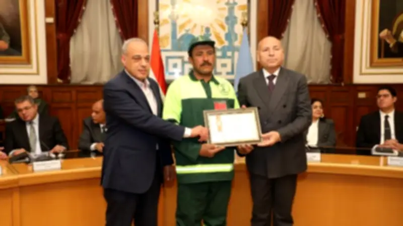 محافظ القاهرة يكرم عامل نظافة بعد تسليمه نصف مليون جنيه لأصحابها