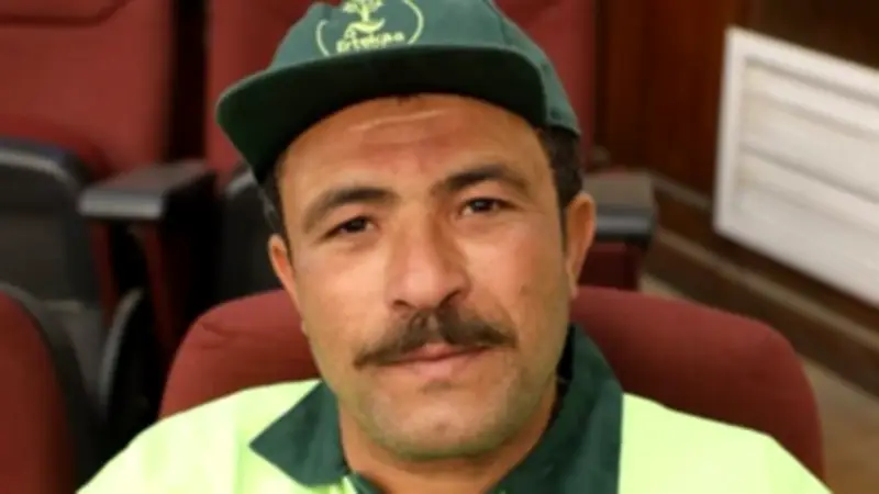 محافظ القاهرة يكرم عامل نظافة عثر على نصف مليون جنيه ورفض المكافأة