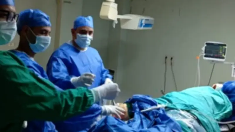 مستشفى الواسطى المركزي يحقق إنجازًا طبيًا في جراحة ركبة معقدة لشابة