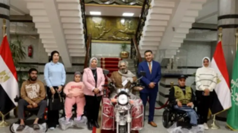 محافظ القليوبية يقدم كراسي متحركة ودراجة بخارية لدعم ذوي الهمم في مبادرة إنسانية