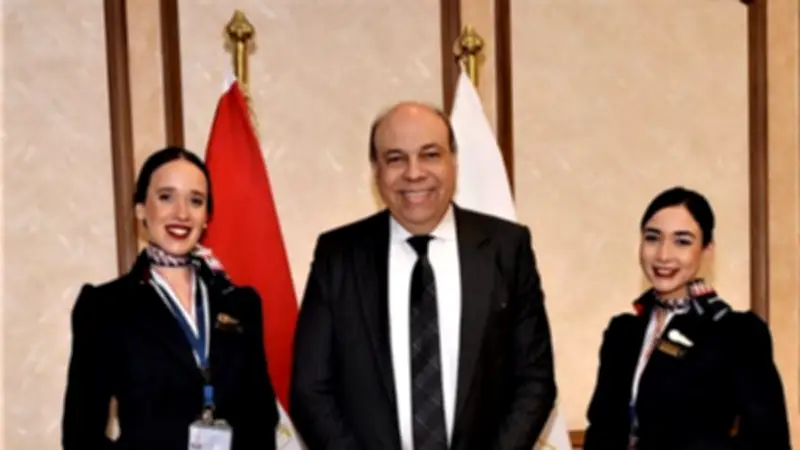 وزير الطيران يشيد بمضيفتين لمصر للطيران لمساعدتهما راكبًا كفيفًا