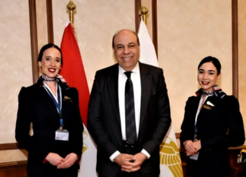 سامح الحفني يكرم مضيفتي مصر للطيران تقديراً لموقفهما الإنساني مع راكب