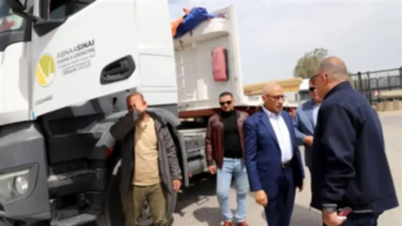 محافظ شمال سيناء يتفقد معبر رفح البري لضمان تدفق المساعدات إلى غزة قبل عيد الفطر