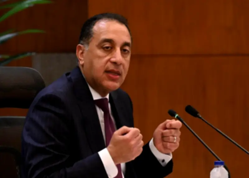 رئيس الوزراء يعلن إيقاف إضاءة اللوحات الإعلانية وتخفيف إنارة الشوارع لتوفير الطاقة