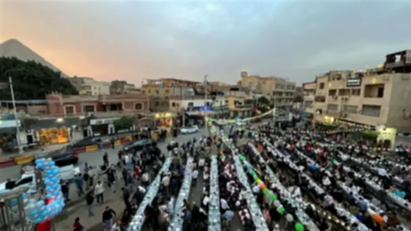 مائدة نزلة السمان تجمع المصريين والأجانب في أجواء رمضانية ساحرة بالهرم