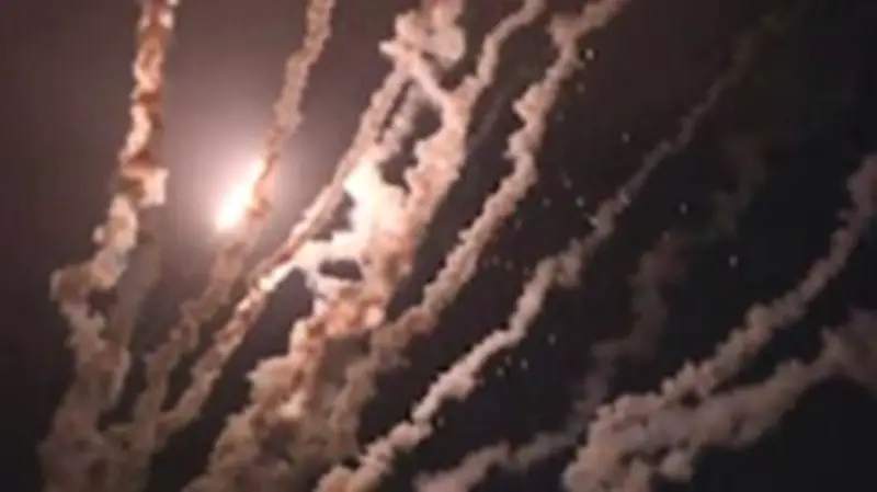 صفارات الإنذار تدوي في تل أبيب.. حزب الله يضرب العمق الإسرائيلي بتصعيد خطير