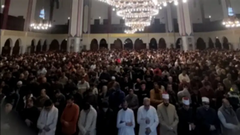 مسجد الرحمن بالمظلات يختتم القرآن في أجواء روحانية مهيبة خلال الليلة الوترية الأخيرة