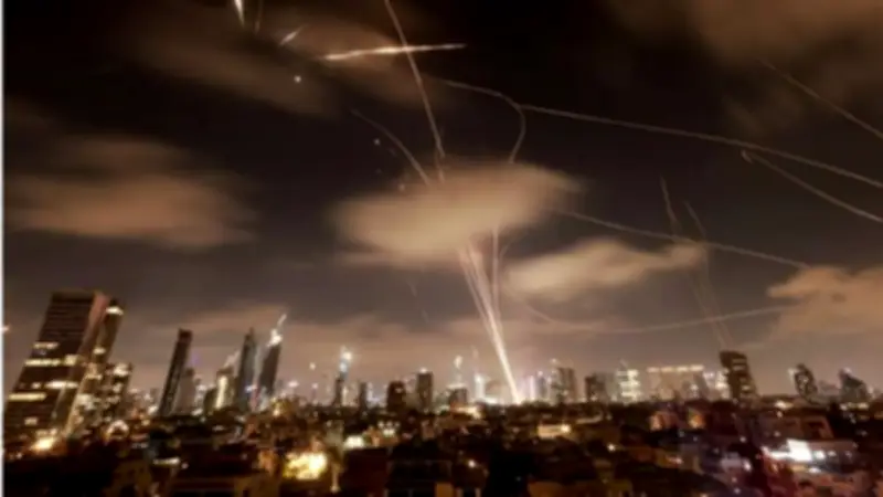 حزب الله يشن هجمات صاروخية متواصلة على شمال إسرائيل ويعلن استهداف مواقع عسكرية