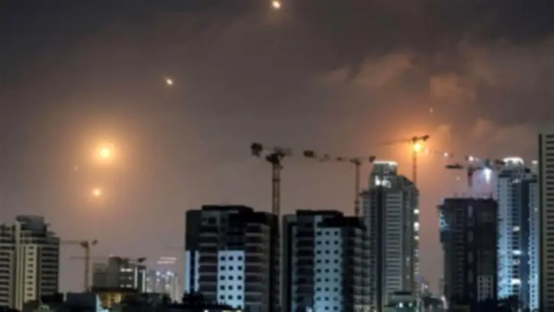 إيران تطلق موجة صاروخية جديدة على إسرائيل واستهداف مطار بن جوريون بصواريخ فرط صوتية