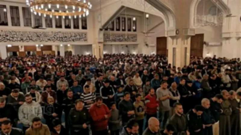 آلاف المصلين يكتظون بمسجدي الفتح وخاتم المرسلين في آخر ليلة تراويح بالشرقية