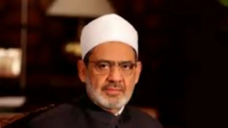 شيخ الأزهر يتصل هاتفيًا لتعزية أسرة طالب الدراسات الإسلامية المتوفى بحادث أليم