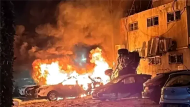 إعلام عبري: صاروخ إيراني يصيب مبنى وسط إسرائيل وفرق الإسعاف تنشط في مناطق واسعة