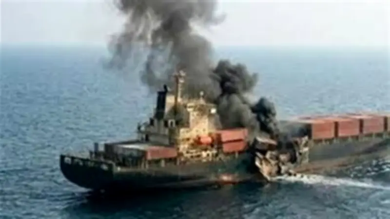 هيئة بحرية: إصابة سفينة بمقذوف مجهول واندلاع حريق قرب خورفكان بالإمارات