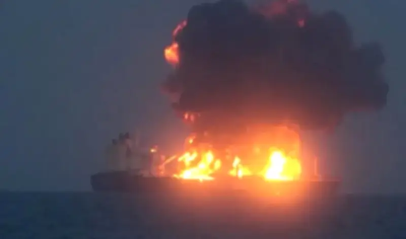 استهداف سفينة تجارية قرب ميناء الفجيرة الإماراتي يثير مخاوف أمنية