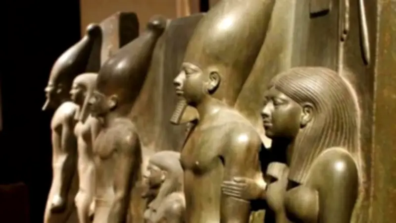 ثلاثيات الملك منكاورع: أسرار التلاحم المقدس في حجر الشست بمتحف التحرير