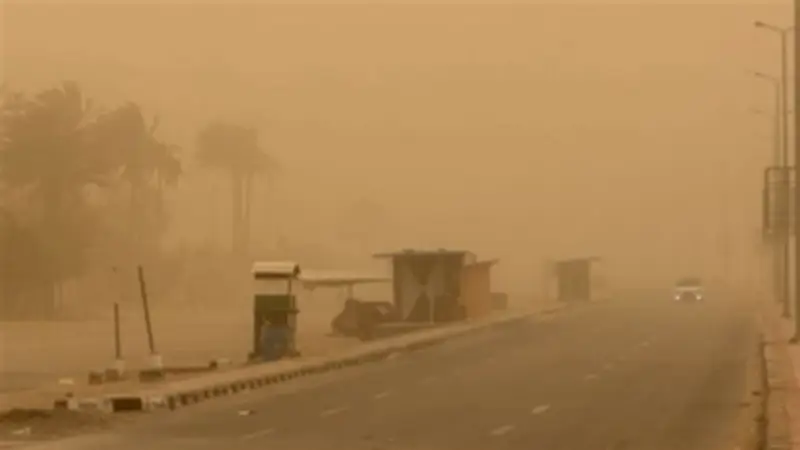 عاصفة ترابية مفاجئة تحول سماء أسيوط إلى اللون الأصفر في ثوانٍ