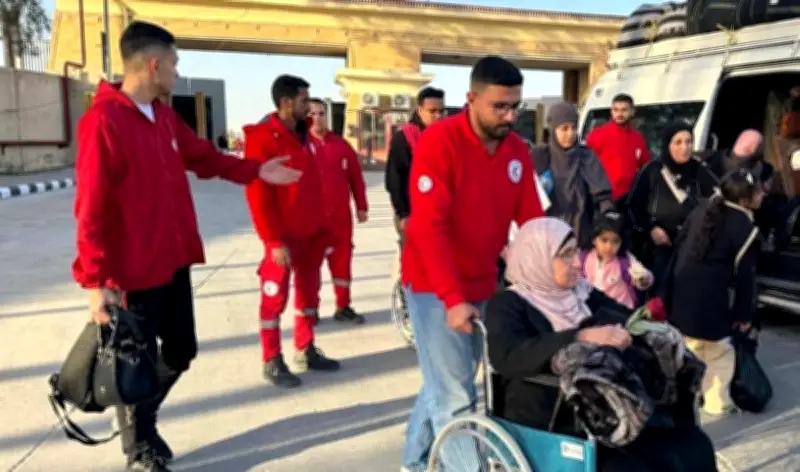 وصول مجموعة جديدة من الفلسطينيين إلى معبر رفح تمهيدًا لدخول غزة