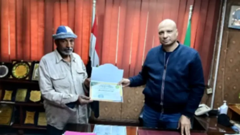 رئيس مدينة أشمون يكرم عاملاً مخلصاً في الحدائق ويمنحه مكافأة مالية تقديراً لتفانيه