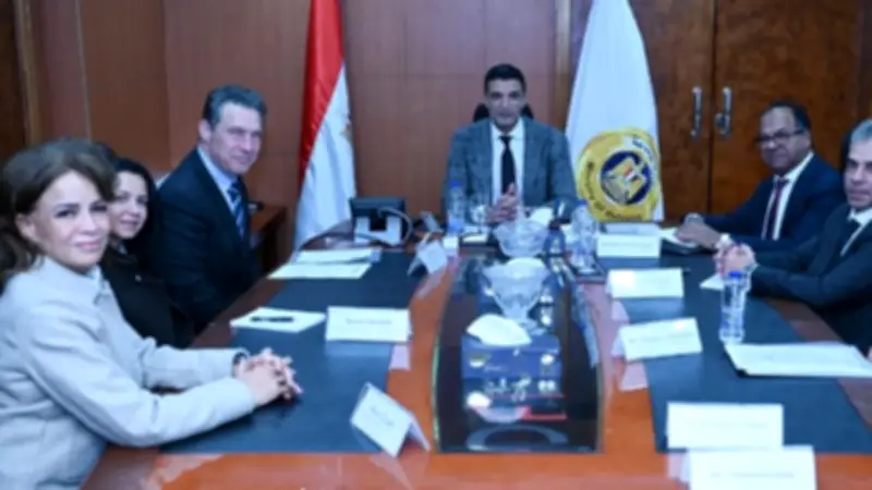 وزير الصناعة يعلن عن صناديق استثمارية جديدة وبرنامج القرى المنتجة لتعزيز الاقتصاد الأخضر