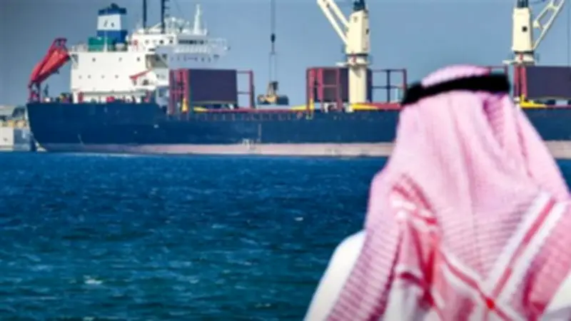 وقف تحميل النفط في ميناء ينبع السعودي بعد هجوم جوي واستهدافات إقليمية
