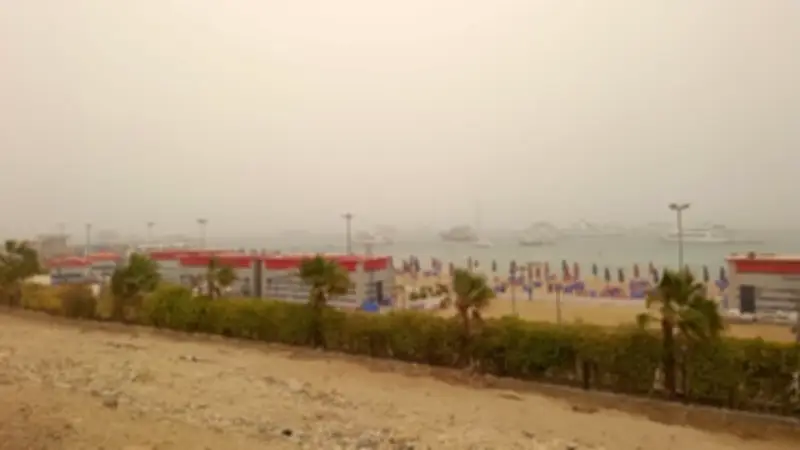 عاصفة ترابية تضرب البحر الأحمر وتؤثر على الملاحة البحرية والحركة المرورية